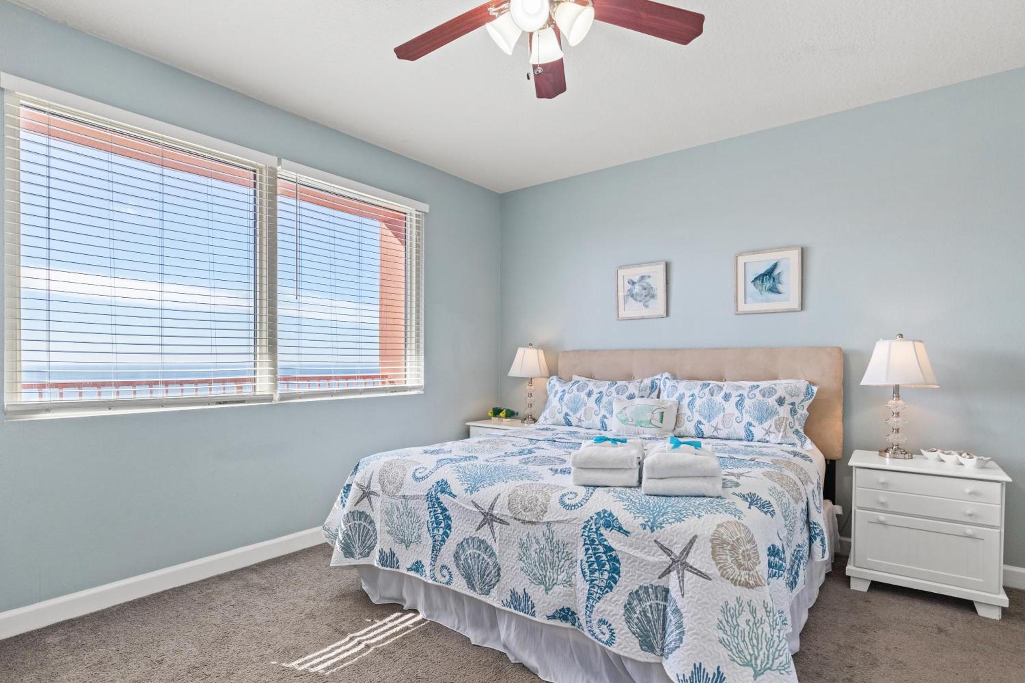 Penthouse With Beautiful Views! 1 Bedroom, 2 Bathroom Penthouse! Holiday home Panama City Beach